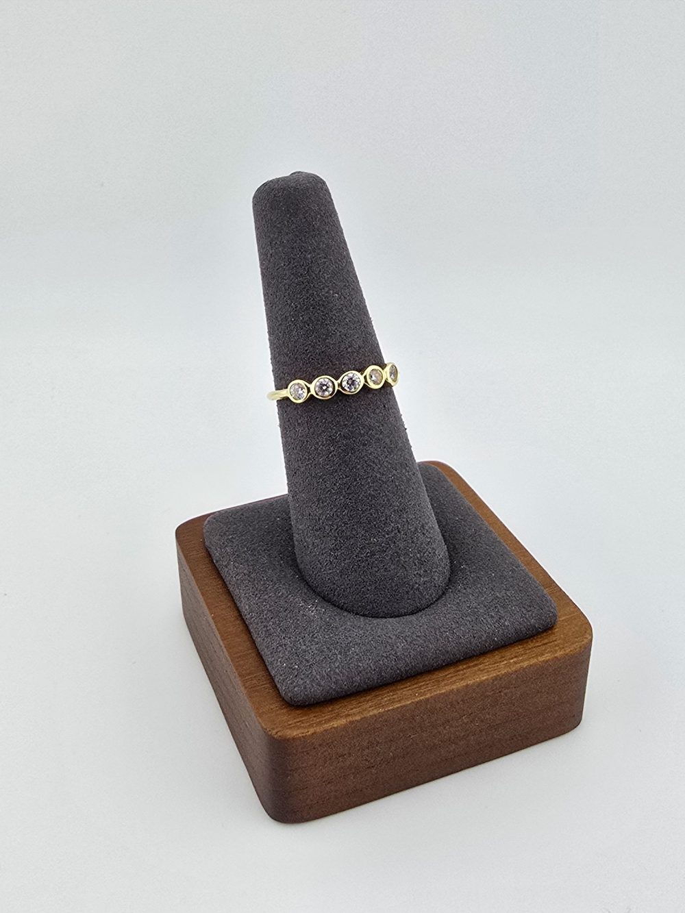 Gold Five-Diamond ring - Image 7
